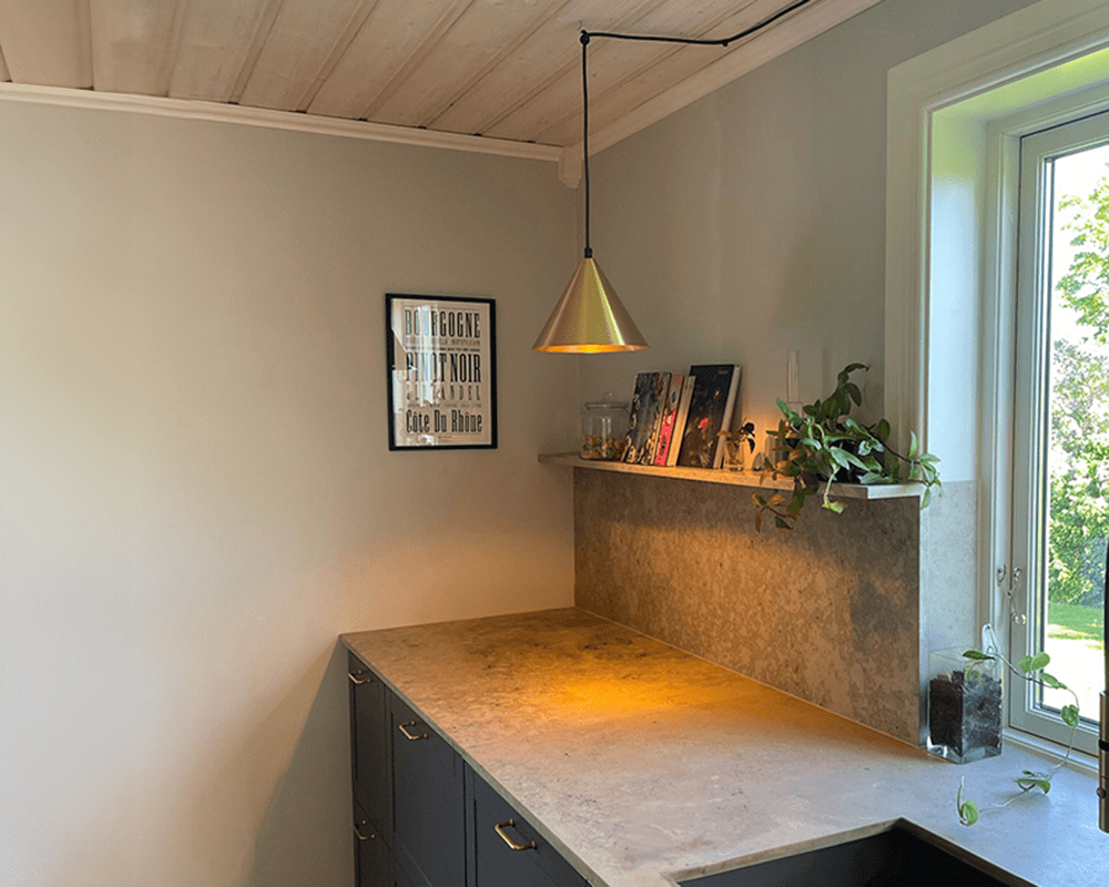 Tratt Ø25 Messing loftslampe Fra Westal - Tratt pendel er en stilfuld pendel lavet af messing med en klar lakeret overflade og sort stofkabel.