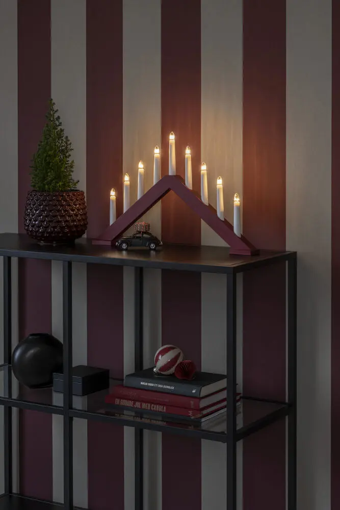 Candelabra 9 Lights Mat mørkerød Fra Konstsmide - Giv dit hjem en tidl&oslash;s og stilfuld julestemning med denne elegante adventsstage i tr&aelig;.