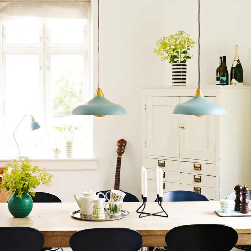 Urban Wide Ø36 Blå loftslampe Fra Superliving - Forbedre dit hjem med den moderne Urban Wide pendel, en stilfuld kombination af mat lys; finish og elegante messingdetaljer.