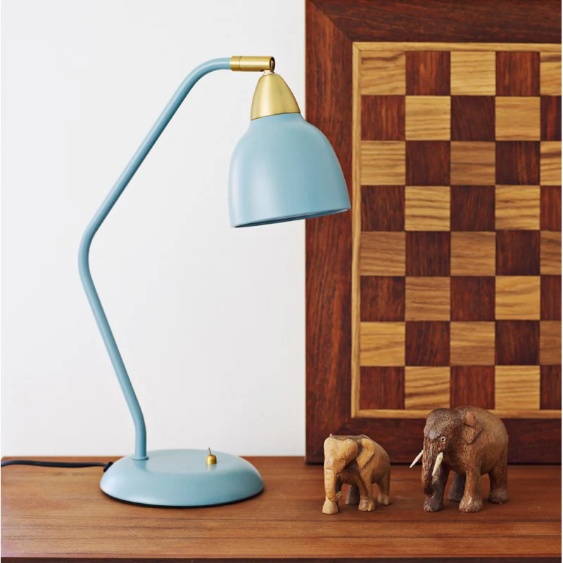 Urban 45cm Lyseblå skrivebordslampe Fra Superliving - Med Urban får du en lampe, der ikke kun lyser op i dit rum, men også; din indretning!