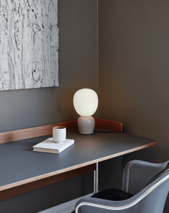 Buddy 34cm Greige bordlampe Fra Belid - Med sin j&aelig;vne gl&oslash;d og sofistikerede design bliver Buddy en naturlig del af hjemmet, en ledsager, der spreder lys og karakter i generationer fremover.