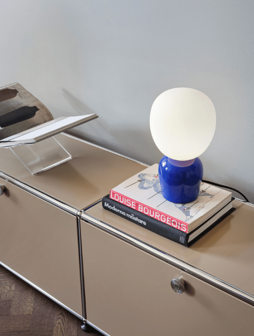 Buddy 34cm Blå bordlampe Fra Belid - Med sin j&aelig;vne gl&oslash;d og sofistikerede design bliver Buddy en naturlig del af hjemmet, en ledsager, der spreder lys og karakter i generationer fremover.
