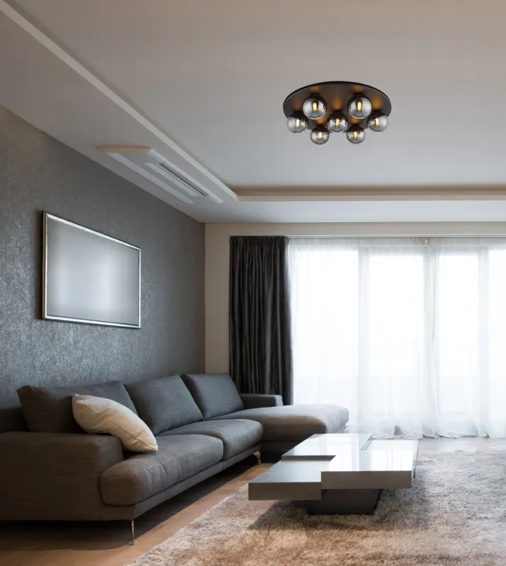 Riha Ø60 Røgfarvet plafond Fra Globo Lighting - Den mattsvarta metallen i kombination med 7st r&ouml;kf&auml;rgade glas ger ett sofistikerat uttryck och passar perfekt in i olika inredningsstilar.