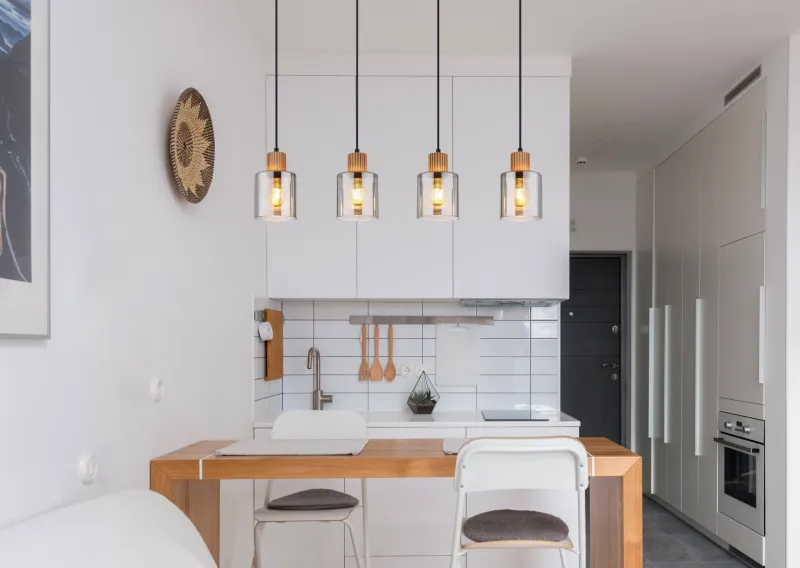 Aleidis 78cm Røgfarvet loftslampe Fra Globo Lighting - Fyra dekorativa glaskupor med tr&auml;detaljer h&auml;nger fr&aring;n en mattsvart metallstomme, vilket skapar en harmonisk balans mellan modern och rustik estetik.