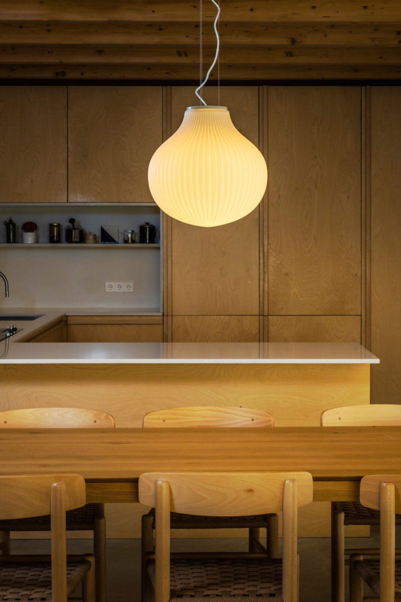Isabelle Ø40 Hvid loftslampe Fra Faro Barcelona - Det opalhvide glas spreder et varmt og behageligt lys, mens overfladen leger med skygger og skaber et livligt udtryk.