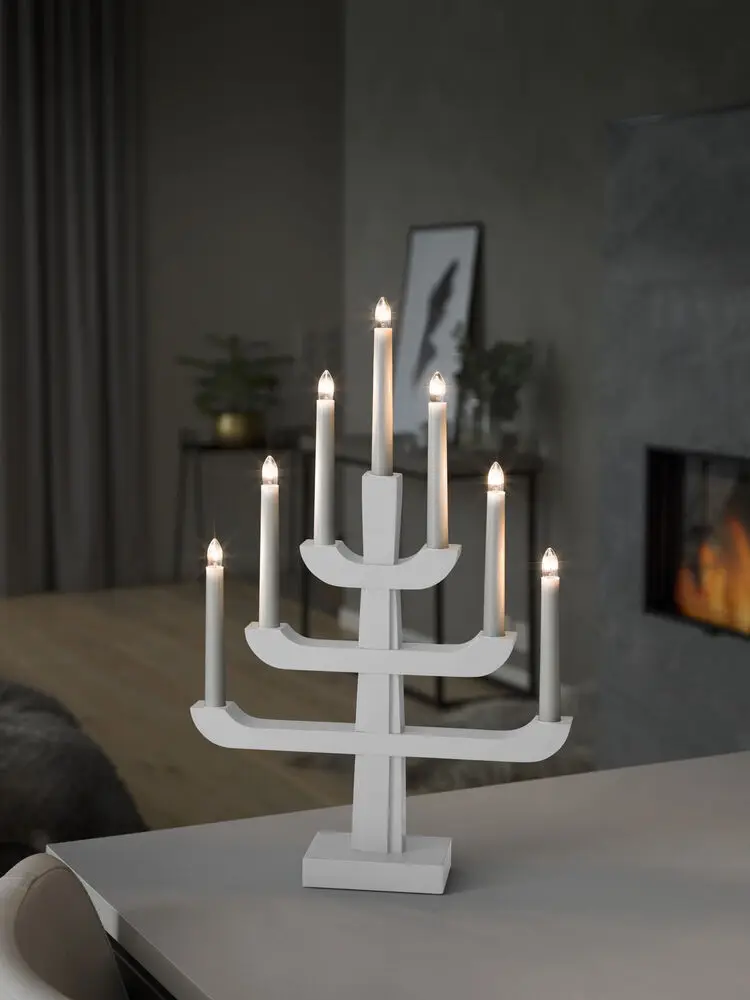 Candelabra 7 Lights Hvid Fra Konstsmide - Med sine tre stilfulde niveauer og syv varmhvide lys kombinerer den klassisk charme med moderne design.