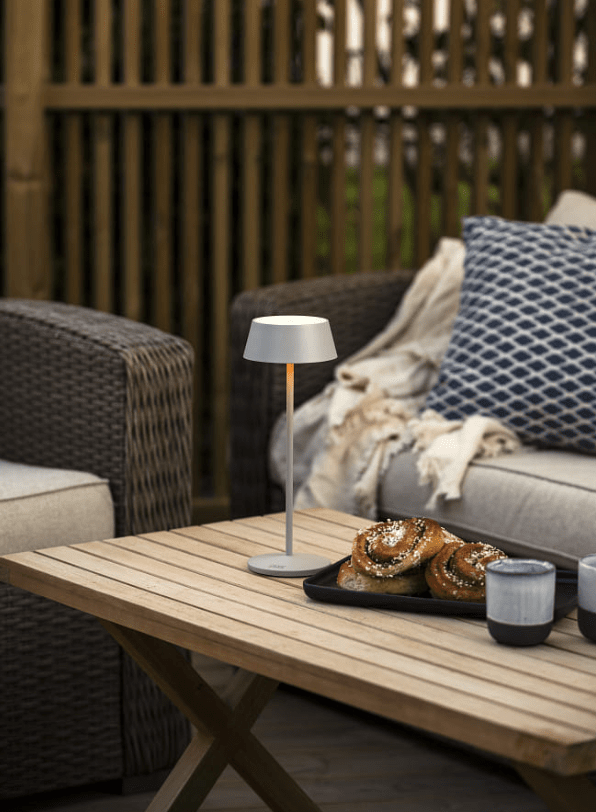 Menton 30cm Grå bærbar Fra Konstsmide - Lampen er udstyret med en berøringsdæmper til at justere lysstyrken og farvetemperaturen fra varmt gult lys til varmt hvidt lys.