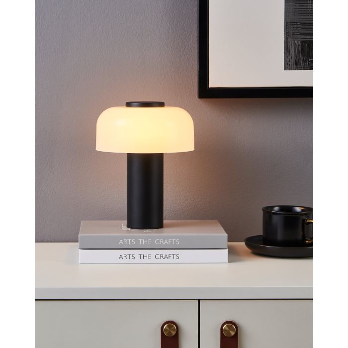Ponente 20cm Hvid bærbar Fra Eglo - Lampen har en IP44-klassificering og er lige velegnet til indendørs og udendørs.
