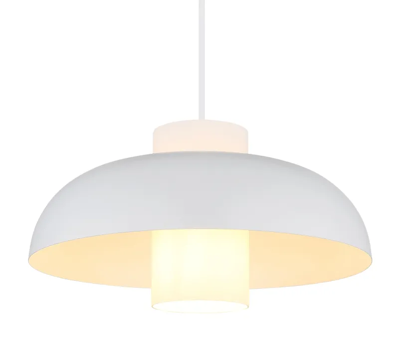 Lowe Ø38 Hvid loftslampe Fra Globo Lighting - Den runda sk&auml;rmen i mattvit metall ger ett elegant och tidl&ouml;st uttryck, medan den cylinderformade sk&auml;rmen i opalglas sprider ett mjukt och behagligt ljus.