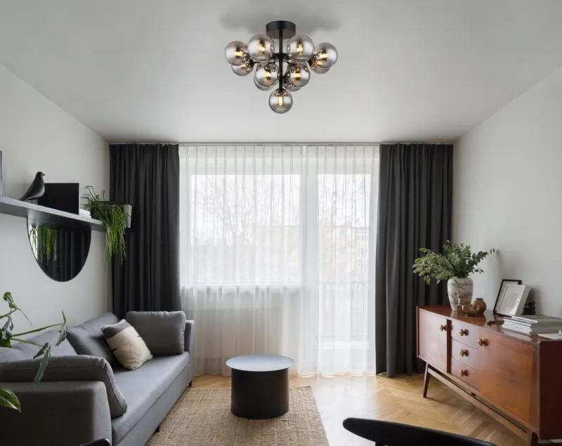 Grappy Ø56 Røgfarvet plafond Fra Globo Lighting - Grappy plafond blir en stilfull och lyxig detalj i varje rum med sin glamor&ouml;sa design och de 13st r&ouml;kf&auml;rgade glaskulorna.