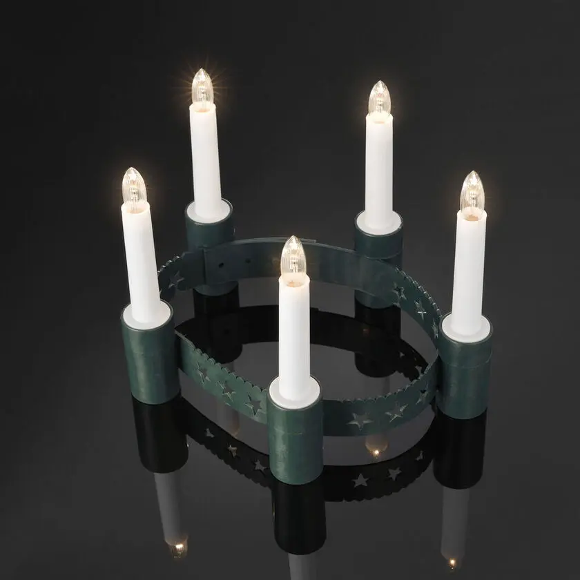 Luciakrone Grøn Fra Konstsmide - Traditionel lucia lysekrone i gr&oslash;n plast med 5 hvide LED-lys, der spreder et varmt og stemningsfuldt sk&aelig;r.