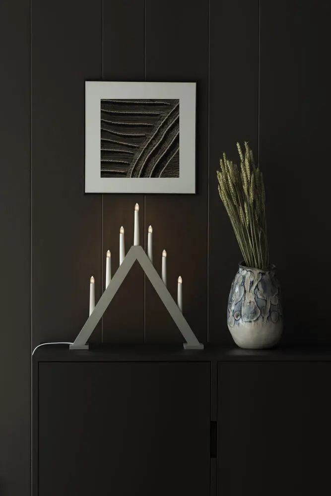 Candelabra 7 Lights Grå Fra Konstsmide - Den klassiske pyramideform er kombineret med et minimalistisk design, hvilket g&oslash;r den til en perfekt indretningsdetalje i b&aring;de traditionelle og moderne hjem.