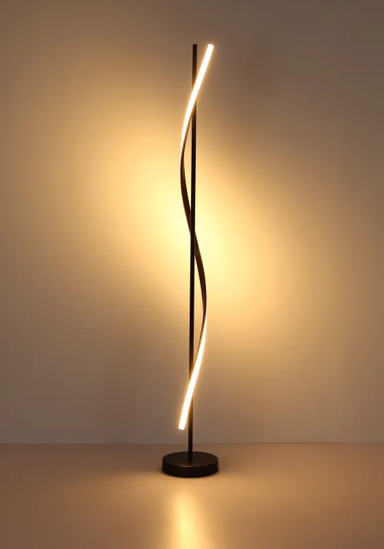 Watkins Sort gulvlampe Fra Globo Lighting - Den mattsvarta metallstommen omsluts av en stilren, rak st&aring;ng med en integrerad LED-list som sprider ett mjukt och j&auml;mnt ljus.