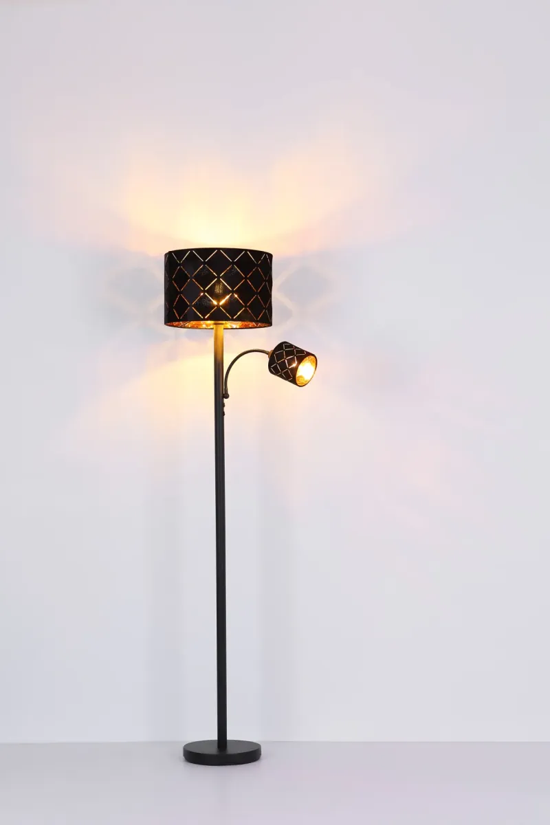 Sunna Sort gulvlampe Fra Globo Lighting - Den runda stommen i h&ouml;gkvalitativ svart metall ger stabilitet och tidl&ouml;s charm, medan den svarta lampsk&auml;rmen i sammet med dekorativa utsk&auml;rningar tillf&ouml;r en lyxig k&auml;nsla och skapar ett fascinerande ljusspel.