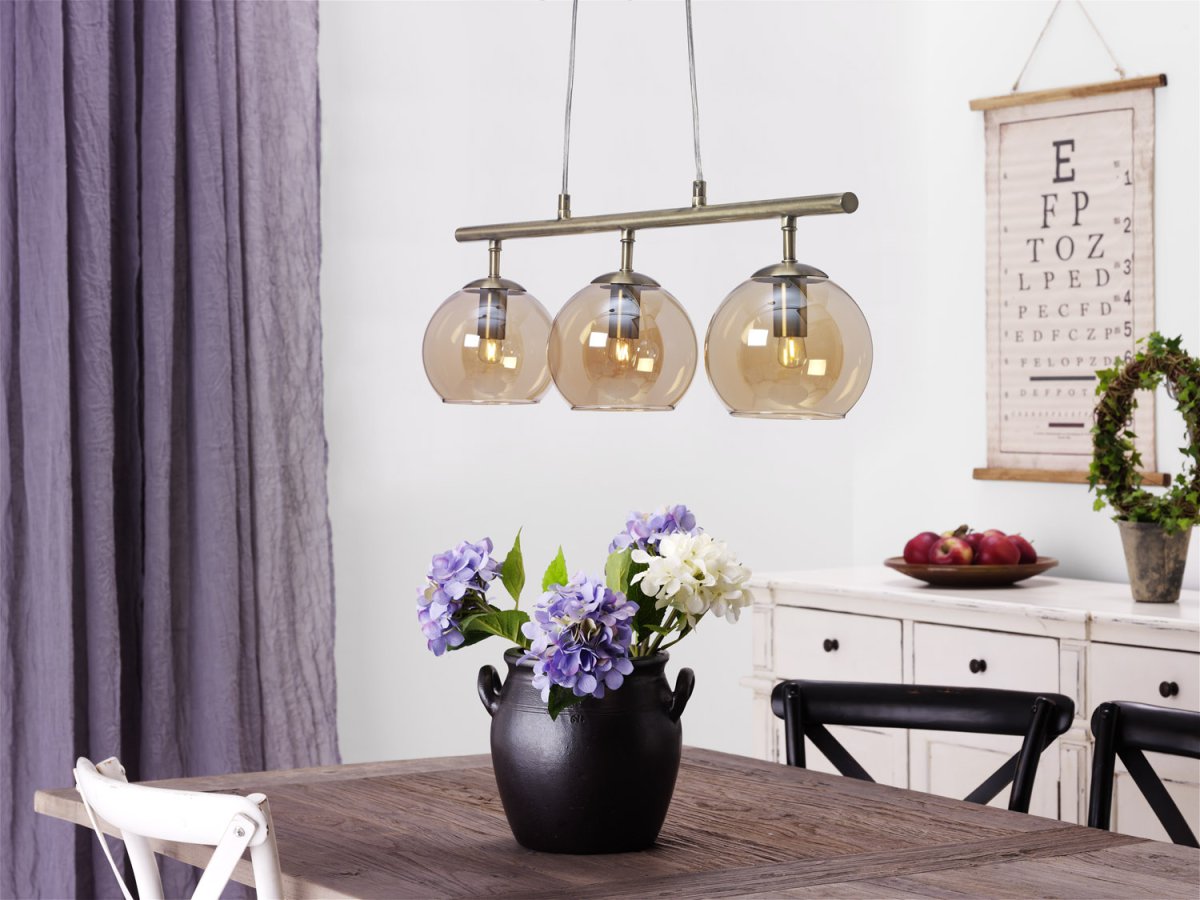 Capella 70cm Antik messing loftslampe Fra Cottex - Capella loftslampe med tre ravfarvede glaskugler og en elegant antik messingfinish.