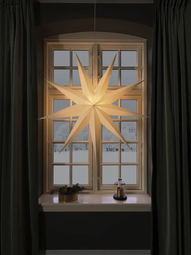 Papirstjerne Ø115 Hvid Fra Konstsmide - Perfekt til at h&aelig;nge i vinduet eller op ad en smuk v&aelig;g &ndash; en tidl&oslash;s dekoration, der forgylder ethvert rum med enkel elegance.