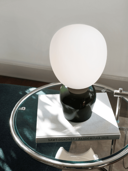 Buddy 34cm Grøn bordlampe Fra Belid - Med sin j&aelig;vne gl&oslash;d og sofistikerede design bliver Buddy en naturlig del af hjemmet, en ledsager, der spreder lys og karakter i generationer fremover.