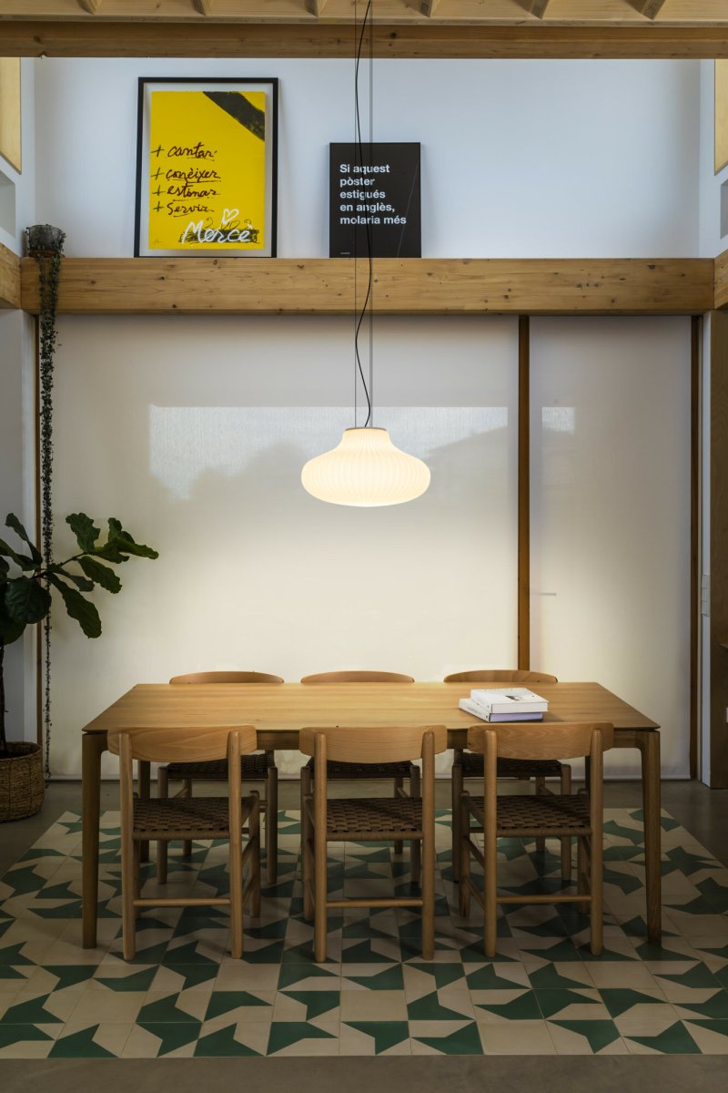 Isabelle Ø50 Hvid loftslampe Fra Faro Barcelona - Det opalhvide glas spreder et varmt og behageligt lys, mens overfladen leger med skygger og skaber et livligt udtryk.