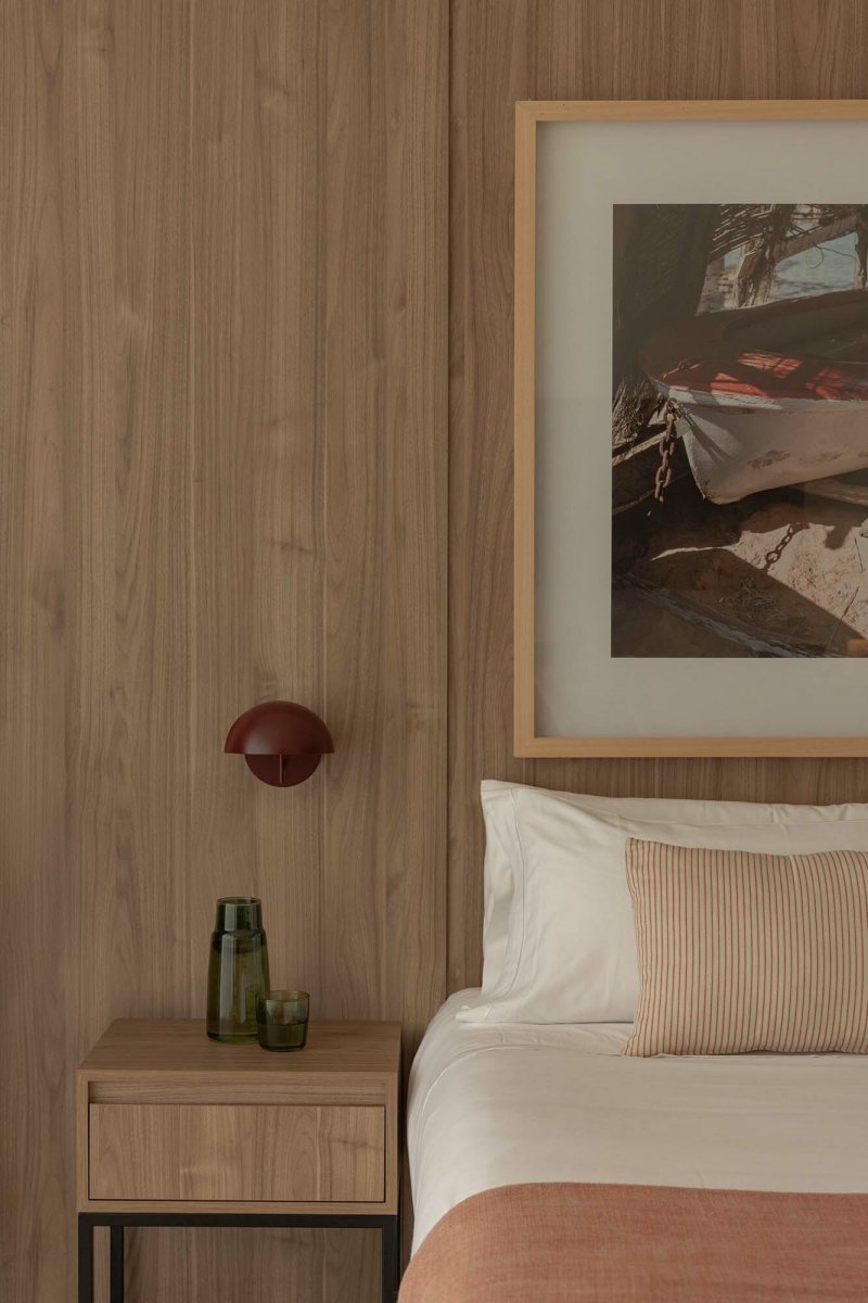 Matilda Ø17 Bourgogne læselampe Fra Faro Barcelona - Den drejelige sk&aelig;rm og h&oslash;jdejustering g&oslash;r den alsidig og fleksibel - perfekt til b&aring;de stemningsbelysning og funktionel belysning.