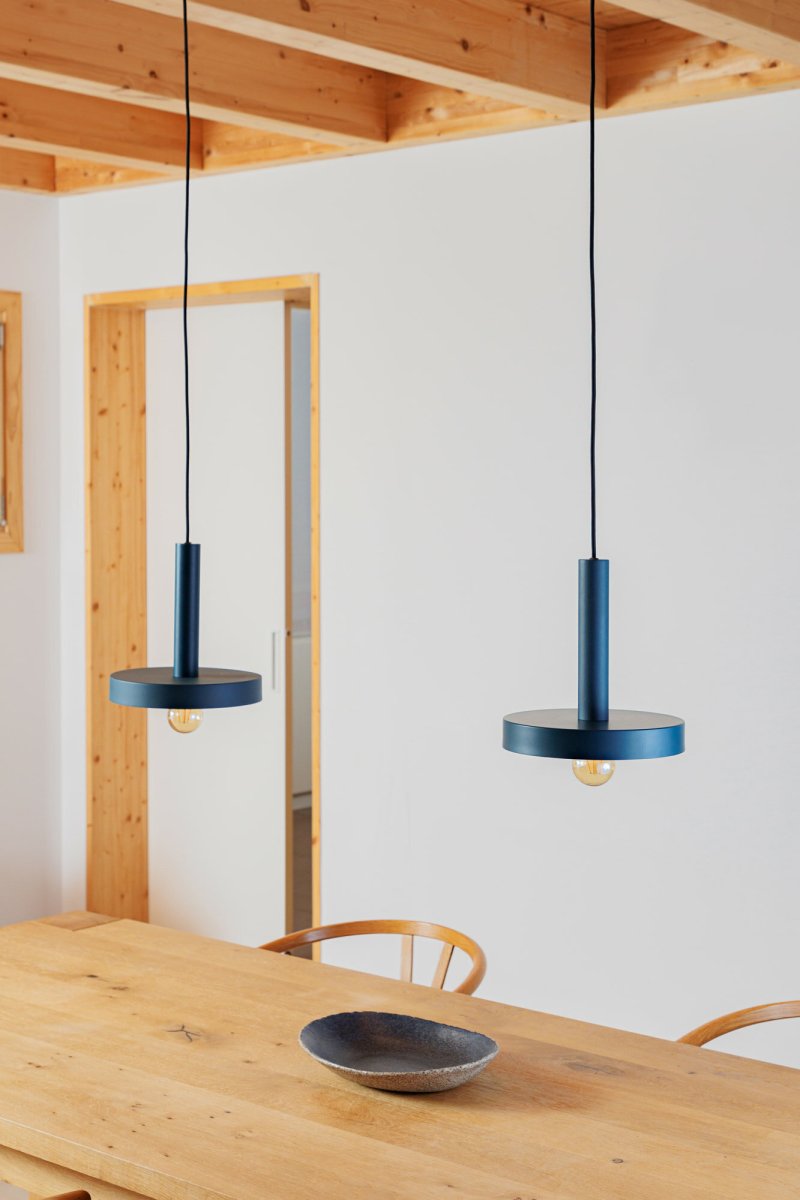 Whizz Ø25 Blå loftslampe Fra Faro Barcelona - Whizz er en stilfuld pendellampe designet af Christoph Friedrich Wagner med en moderne farvekombination af hvid og bl&aring;.