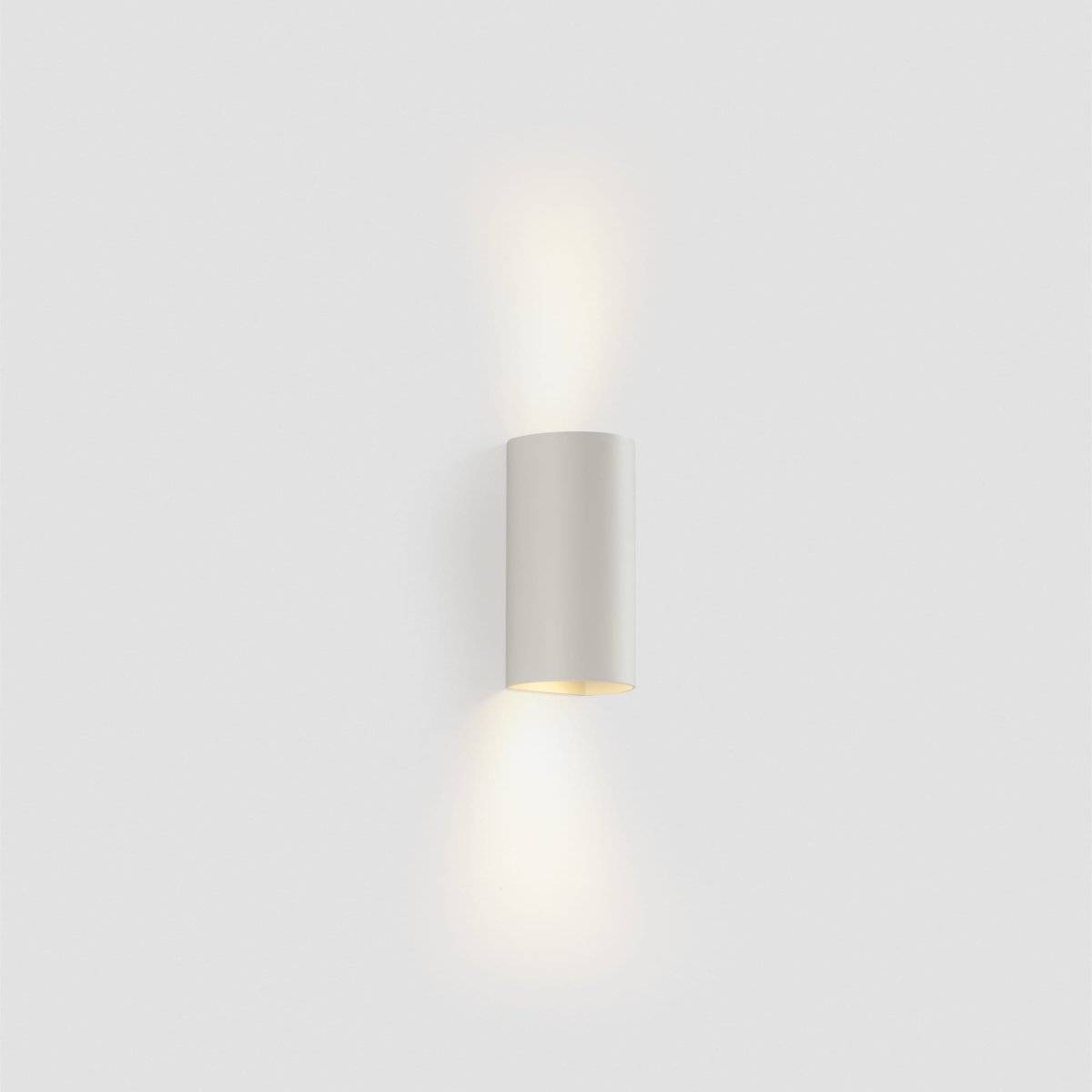 Sole 15cm Hvid væglampe Fra Faro Barcelona - Den f&aring;s i to st&oslash;rrelser og kan lyse i en eller to retninger, hvilket g&oslash;r den ideel til gange og mindre rum.