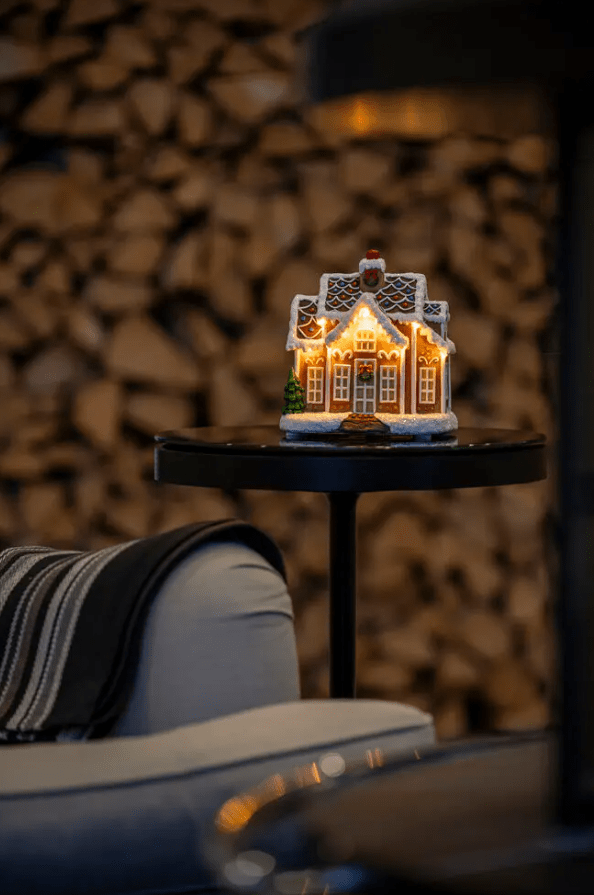 Peberkagehus LED 17cm Brun Fra Konstsmide - Drives af 3 AA-batterier (medf&oslash;lger ikke) eller med det medf&oslash;lgende USB-kabel p&aring; 180 cm.