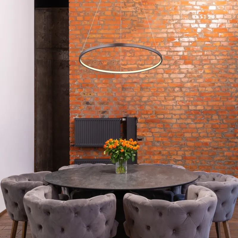 Ralph Ø60 Brun loftslampe Fra Globo Lighting - Med en diameter p&aring; 60 cm och en h&ouml;jd p&aring; 120 cm blir den en stilfull blickf&aring;ngare.