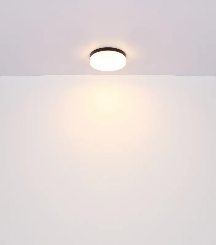 Vranos 24cm Sort Fra Globo Lighting - Lampan &auml;r tillverkad i aluminium och glas, vilket ger ett tidl&ouml;st och sofistikerat uttryck.