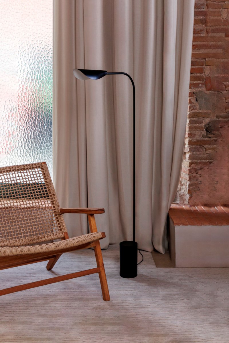 Liggera Sort gulvlampe Fra Faro Barcelona - Takket v&aelig;re sin lethed og stilfulde &aelig;stetik passer Liggera ind i alle typer milj&oslash;er - fra moderne hjem til kreative arbejdspladser - og bidrager med et roligt og afbalanceret udtryk.