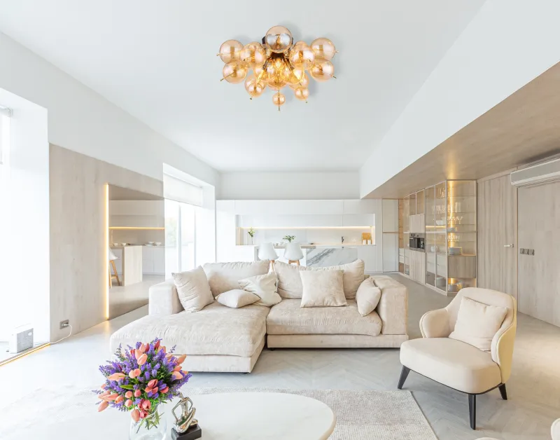 Udo Ø55 Rav plafond Fra Globo Lighting - Dess unika design utm&auml;rks av en rund form d&auml;r guldf&auml;rgade metallstavar elegant sammanl&auml;nkas med varmt b&auml;rnstensf&auml;rgade glasklot i olika storlekar.