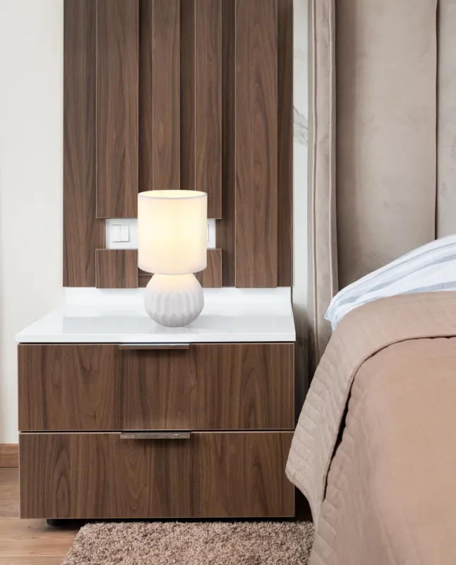 Sylas 23cm Hvid bordlampe Fra Globo Lighting - Den rundade keramiska basen i elegant vitt och den matchande cylindriska textilsk&auml;rmen skapar en harmonisk och modern estetik.