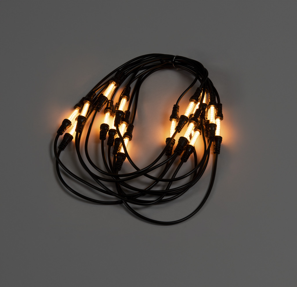 Ekstra Lyskæde Amber 6m Sort Fra Konstsmide - Drives af 24V og er IP44-klassificeret &ndash; ideel til b&aring;de indend&oslash;rs og udend&oslash;rs brug.