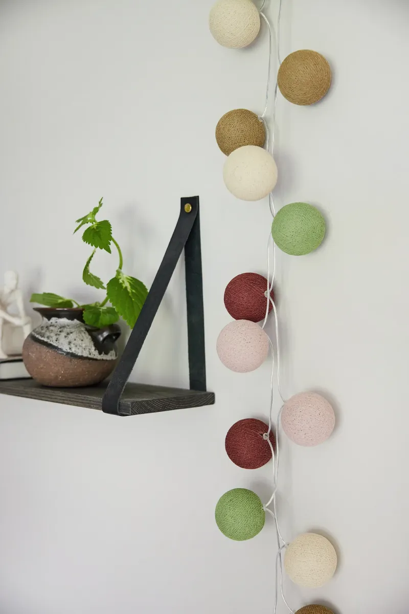 Irislights Autumn 20-lights Flerfarvet Fra Irislights - Kuglerne fastg&oslash;res blot over lysk&aelig;dens lys i den &oslash;nskede r&aelig;kkef&oslash;lge og kan derefter bruges som en dekorativ detalje i et vindue eller som stemningsbelysning i en kurv p&aring; b&oslash;rnev&aelig;relset.