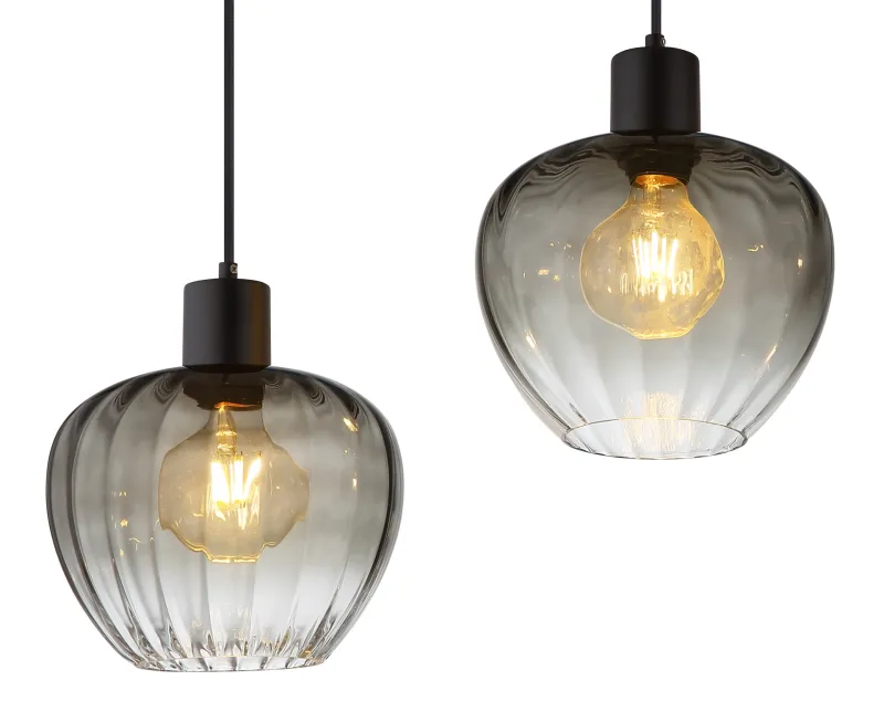 Toy 108cm Røgfarvet loftslampe Fra Globo Lighting - Med sin raka skena och fyra rundade r&ouml;kf&auml;rgade glaskupor med eleganta r&auml;fflor tillf&ouml;r denna lampa en modern och sofistikerad touch till ditt hem.