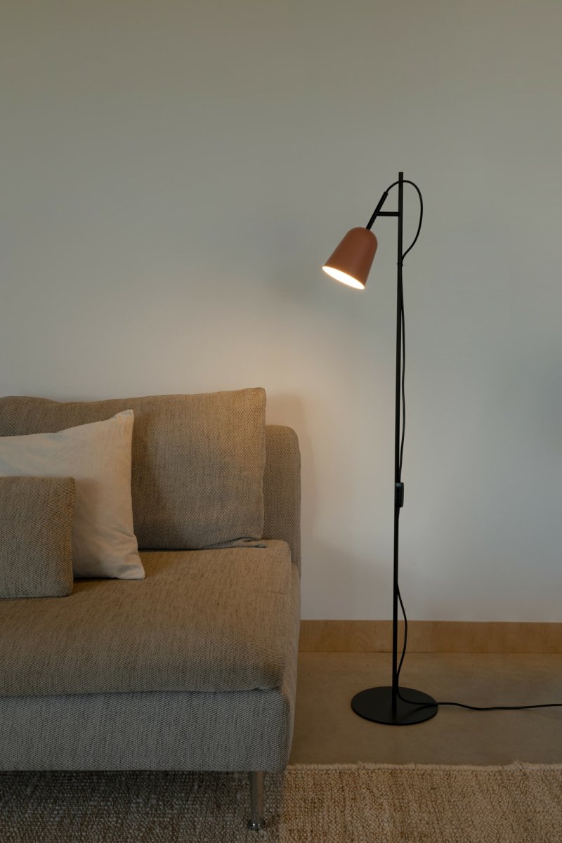 Studio Lyserød gulvlampe Fra Faro Barcelona - Det unikke tr&aelig;k er kabelklemmen formet som en tr&aelig;gren, der giver lampen en karakteristisk og kreativ karakter.
