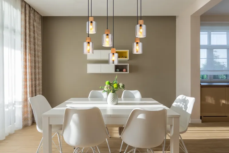 Aleidis 67cm Røgfarvet loftslampe Fra Globo Lighting - Sex dekorativa glaskupor med tr&auml;detaljer h&auml;nger fr&aring;n en mattsvart metallstomme, vilket skapar en harmonisk balans mellan modern och rustik estetik.