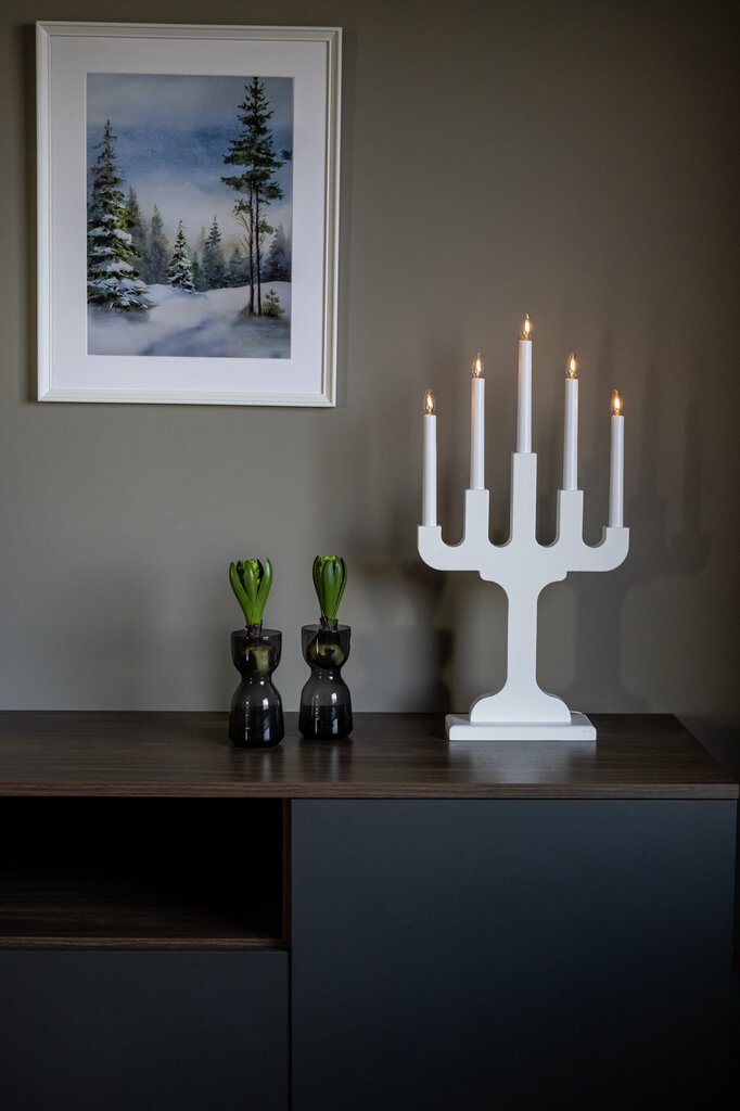 Candelabra 5 Lights Hvid Fra Konstsmide - Med fem lys spreder den et varmt og atmosf&aelig;risk sk&aelig;r, der skaber en hyggelig atmosf&aelig;re i vinterm&aring;nederne.