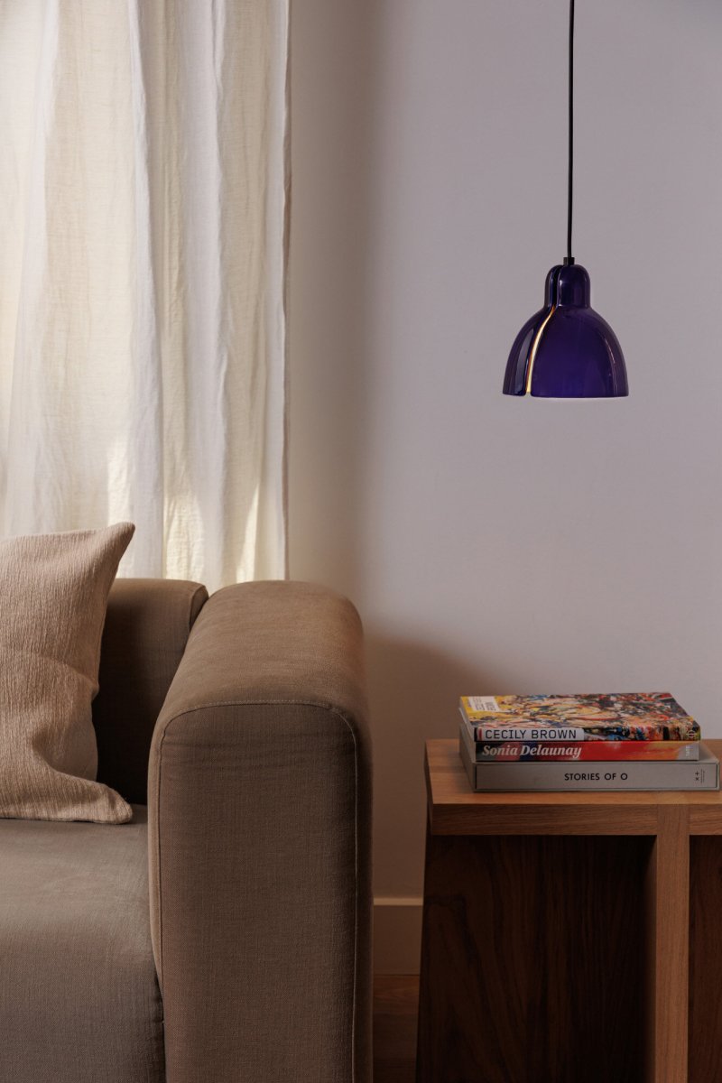 Venice Ø16 Blå loftslampe Fra Faro Barcelona - Den bl&aring; keramiske sk&aelig;rm er h&aring;ndlavet i et v&aelig;rksted i Barcelona og passer perfekt i lampeholderen - nem at samle selv!