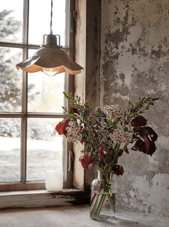Frida Ø25 Beige vindueslampe Fra Strömshaga - Lampen har en naturfarvet snoet tekstilledning og en messingsokkel.