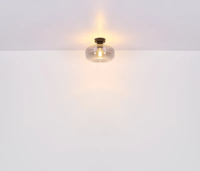 Giuseppe Ø28 Røgfarvet plafond Fra Globo Lighting - Lampan &auml;r tillverkad av mattsvart metall och &auml;r smyckad med en vackert formad glaskupa i r&ouml;kf&auml;rgat glas.