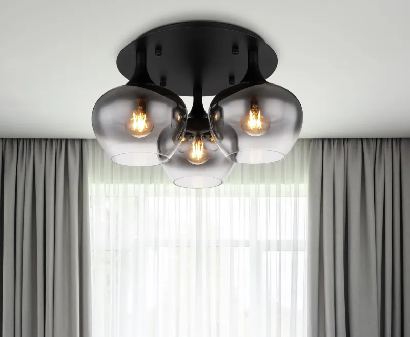 Maxy Ø45 Røgfarvet plafond Fra Globo Lighting - P&aring; en rund takplatta av matttsvart metall sitter tre vackert formade r&ouml;kf&auml;rgade glaskupor.