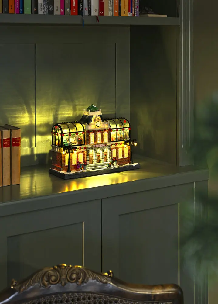 Mekanisk Juledekoration Med Togstation 25cm Flerfarvet Fra Konstsmide - Atmosf&aelig;risk togstation med bev&aelig;gelige figurer, 15 varmhvide LED-lys og indbygget julemusik, der bringer liv til din julelandsby.