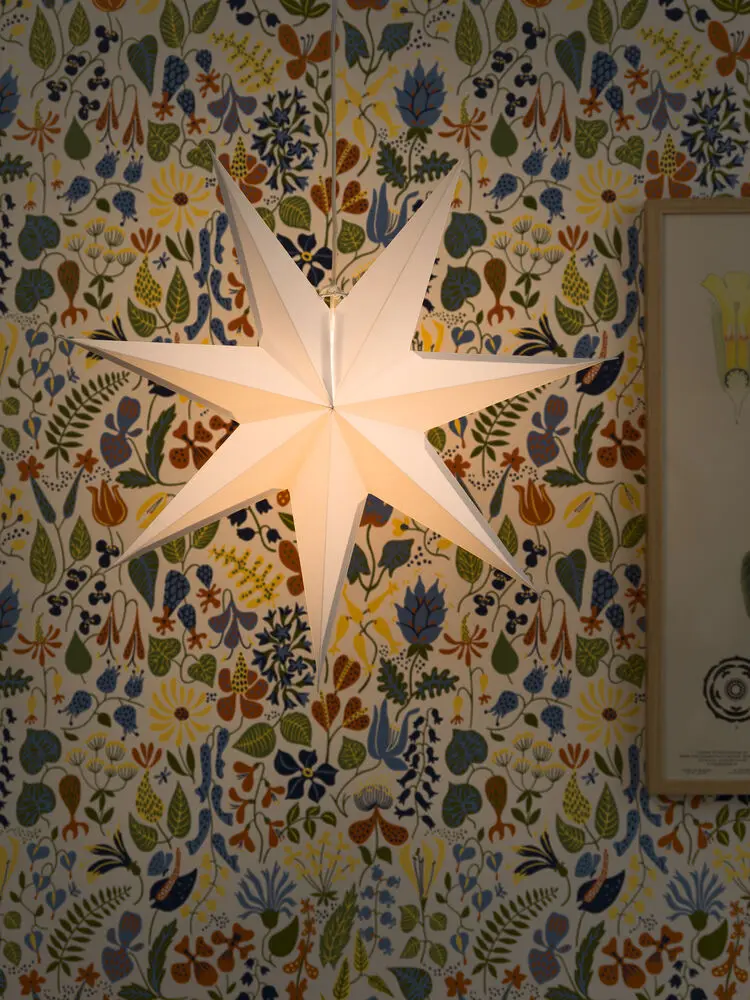 Papirstjerne Ø60 Hvid Fra Konstsmide - Perfekt til at h&aelig;nge i vinduet eller op ad en smuk v&aelig;g &ndash; en tidl&oslash;s dekoration, der forgylder ethvert rum med enkel elegance.