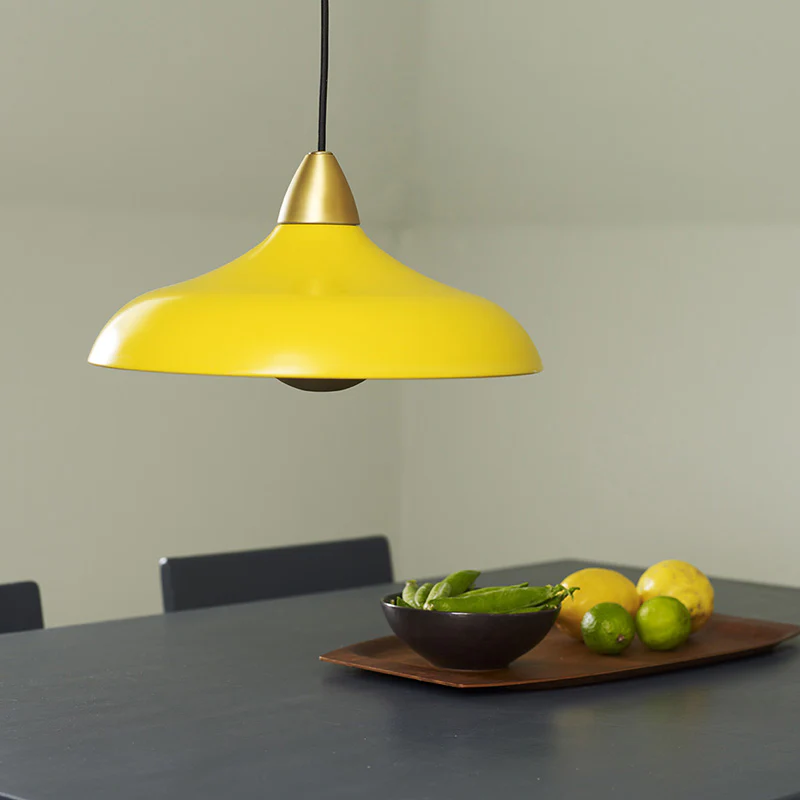 Urban Wide Ø36 Gul loftslampe Fra Superliving - Forbedre dit hjem med den moderne Urban Wide pendel, en stilfuld kombination af matgul finish og elegante messingdetaljer.