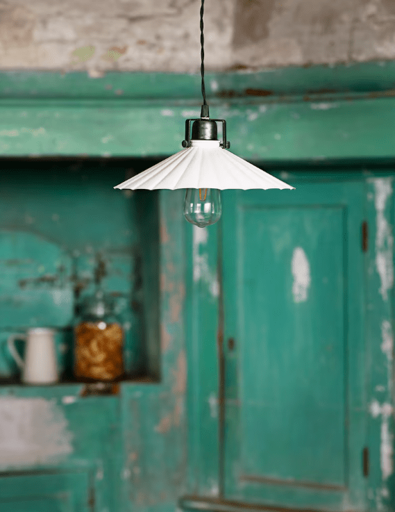 Anita Ø30 Hvid vindueslampe Fra Strömshaga - Sk&aelig;rmen har en marmoreret finish, der er malet i h&aring;nden, hvilket betyder, at der kan forekomme uregelm&aelig;ssigheder og forskelle.