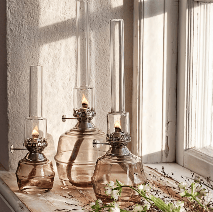 Kerosene Lamp Majken Big Grå Fra Strömshaga - Br&aelig;ndere i klart glas og br&aelig;ndere i nikkel.