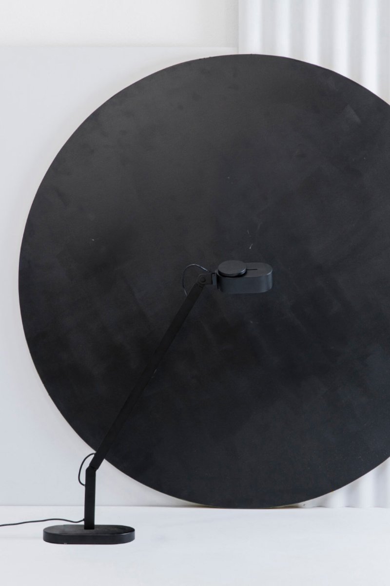 Inviting 86cm Sort skrivebordslampe Fra Faro Barcelona - Lampehovedet kan vinkles b&aring;de vandret og lodret, og du kan nemt justere lysstyrken ved at skubbe den &oslash;verste ring fremad eller bagud.