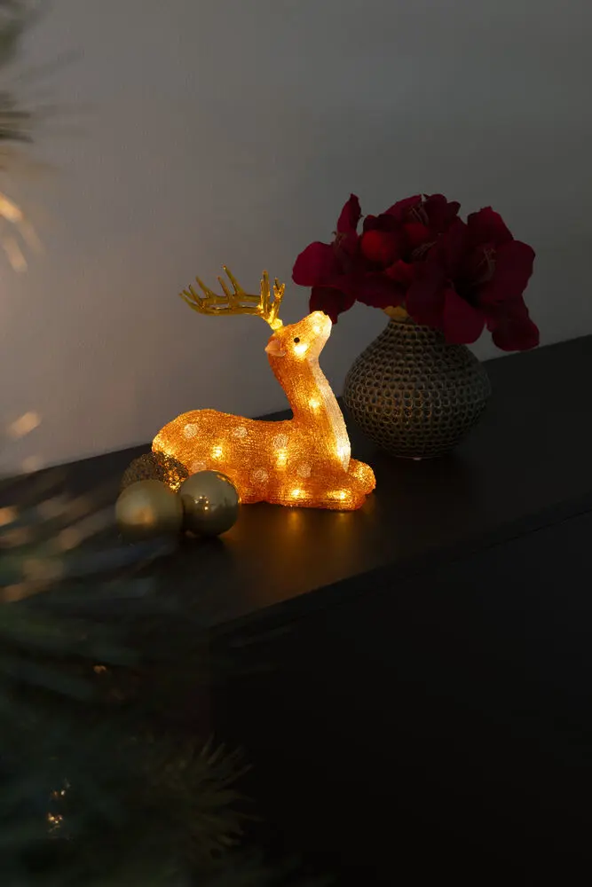 Rensdyr I Akryl Brun Fra Konstsmide - Perfekt til at lyse et vindue, bord eller hylde op i vinterm&aring;nederne.