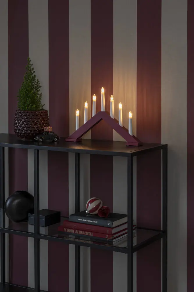Candelabra 7 Lights Mat mørkerød Fra Konstsmide - Giv dit hjem en tidl&oslash;s og stilfuld julestemning med denne elegante adventsstage i tr&aelig;.
