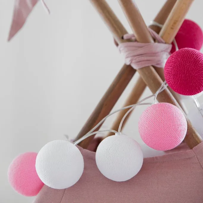 Irislights Flamingo 20-lights Lyserød Fra Irislights - Den vidunderlige Flamingo lysk&aelig;de kommer fra svenske Irislights og er en farverig dekorativ belysning med h&aring;ndlavede kugler i bomuld og polyester.